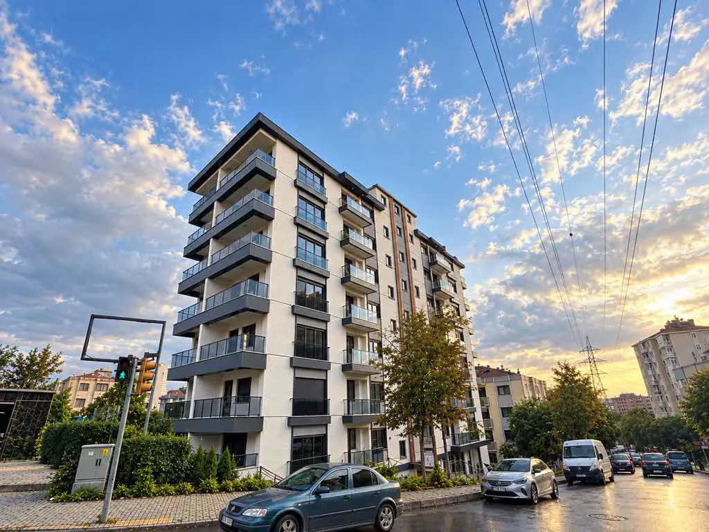 KARTAL UĞURMUMCU’DA KÖŞE BAŞI, 3 BALKONLU, EBEVEYN BANYOLU DAİRE