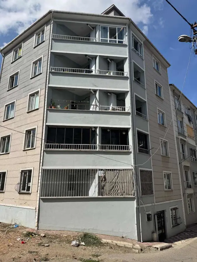 REMAX LAND DEN ÇORLU CEMALİYE EFE SOKAKTA 4. KAT BALKONLU 1+1 KIRALIK DAIRE