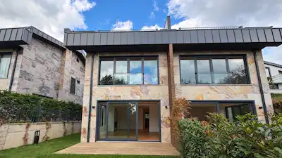 ZEKERİYAKÖYDE SİTE İÇİNDE DOĞAYLA İÇ İÇE LÜKS TRİPLEKS VİLLA