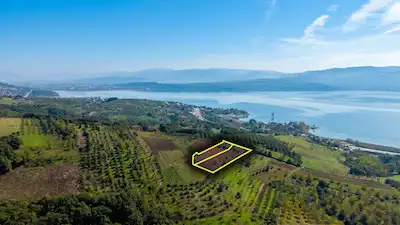 SERDİVAN AŞAĞIDEREKÖYDE GÖL MANZARALI 3.984 M² YATIRIMLIK TARLA