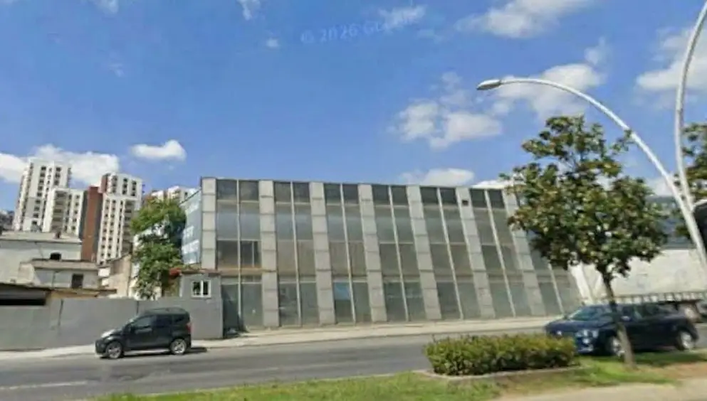 HEKİMSUYU CADDESİNDE SATILIK 2.700 M² KAPALI ALANLI DEPO, İMALAT TESİSİ