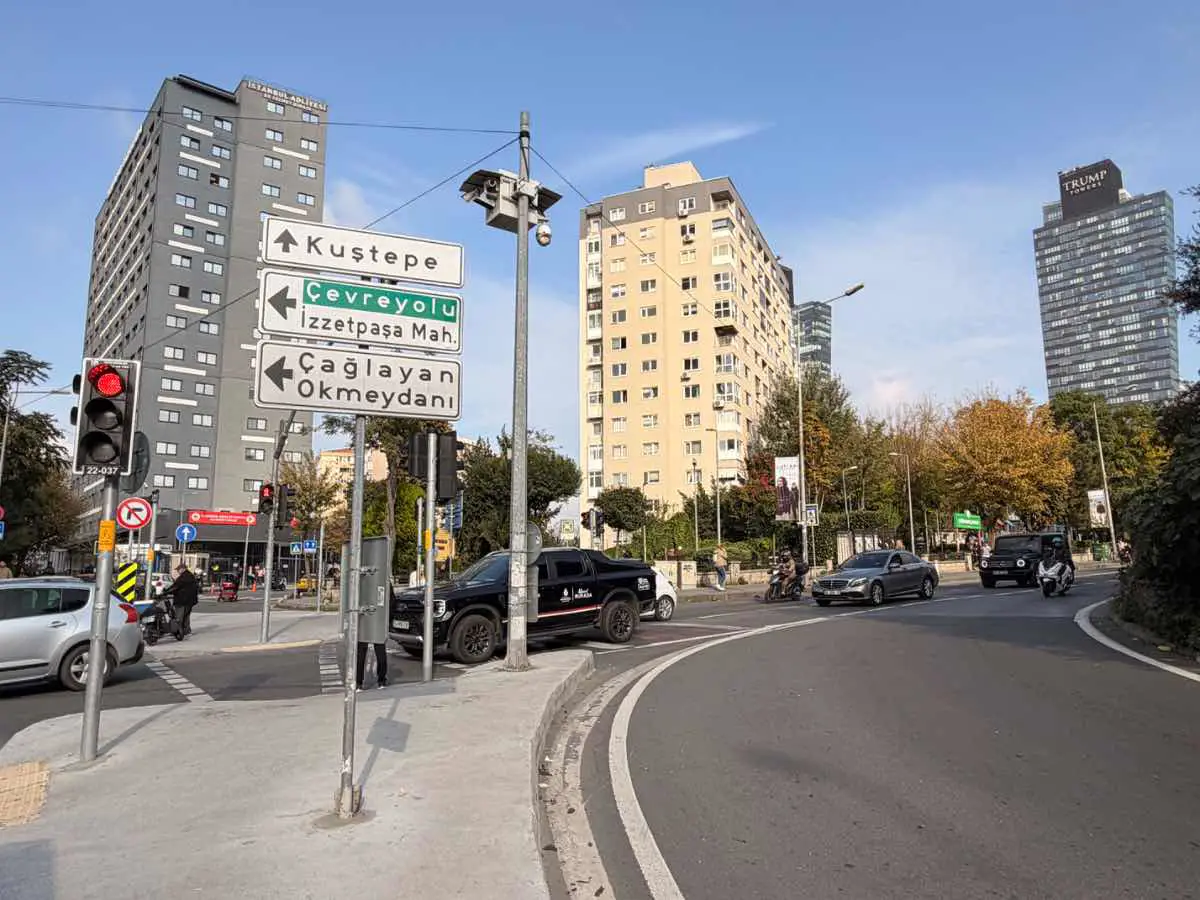 REMAX PRO İBRAHİM ECE DEN ŞİŞLİDE METROBÜS METROYA 3 DAKİKA MESAFEDE SATILIK BOŞ YATIRIMLIK DÜKKAN