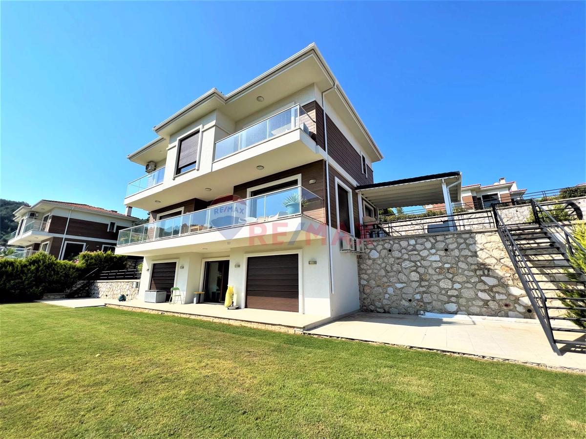 REMAX YELKEN'DEN GÜZELBAHÇE DE GÜVENLİKLİ SİTE İÇİ DENİZ MANZARALI MÜSTAKİL VİLLA