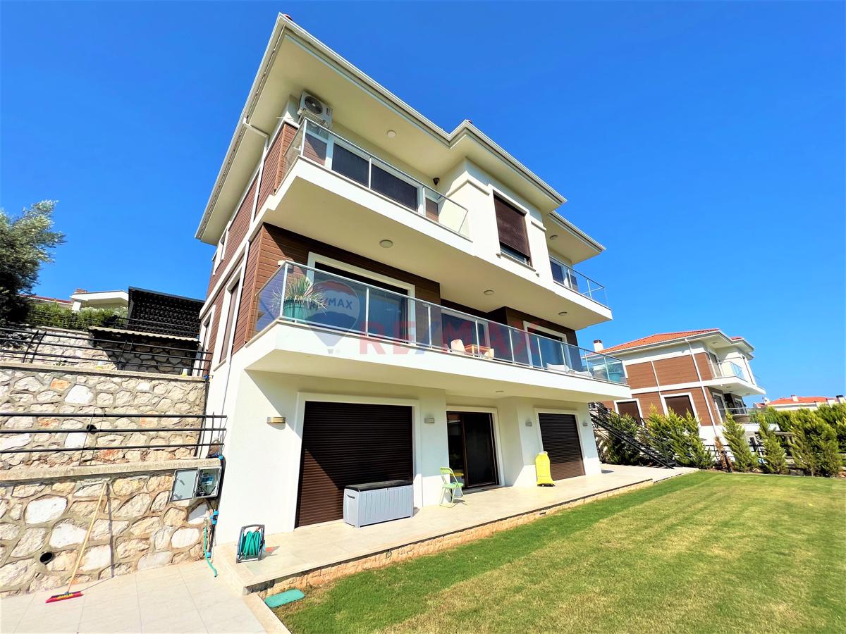 REMAX YELKEN'DEN GÜZELBAHÇE DE GÜVENLİKLİ SİTE İÇİ DENİZ MANZARALI MÜSTAKİL VİLLA