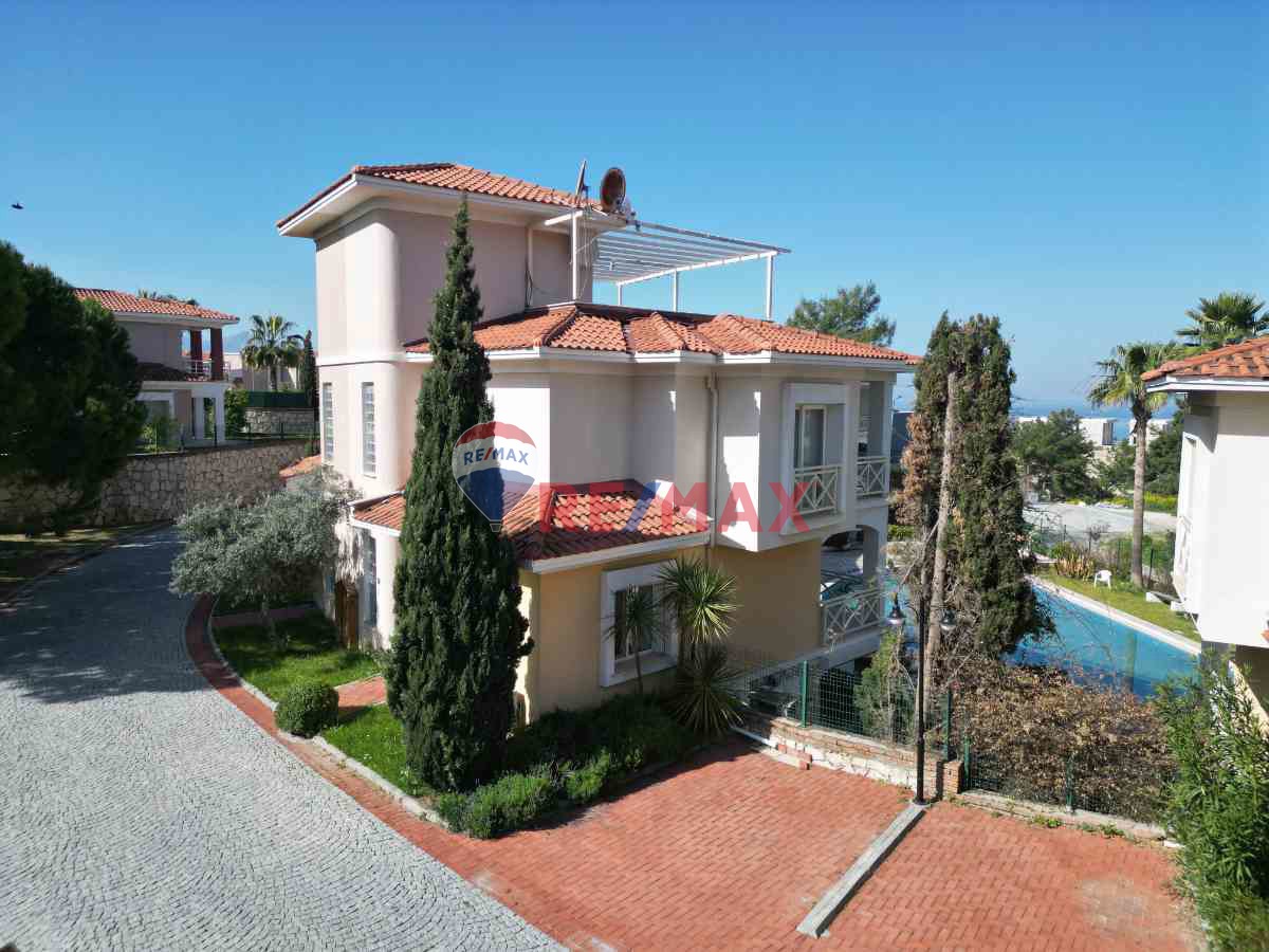 KUŞADASI SOĞUCAK AEGEAN BREAZE SİTESİNDE DENİZ MANZARALI 3+1 SATILIK VİLLA