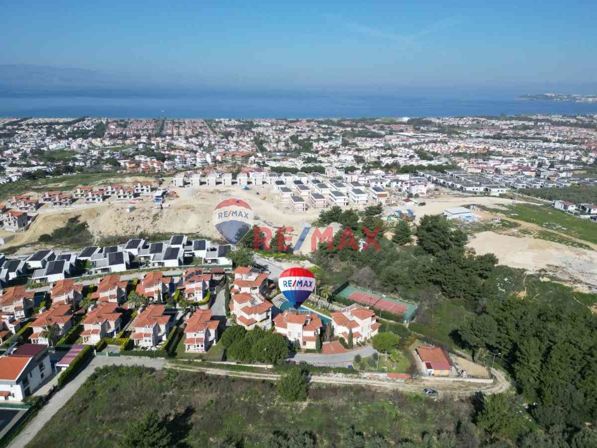 KUŞADASI SOĞUCAK AEGEAN BREAZE SİTESİNDE DENİZ MANZARALI 3+1 SATILIK VİLLA