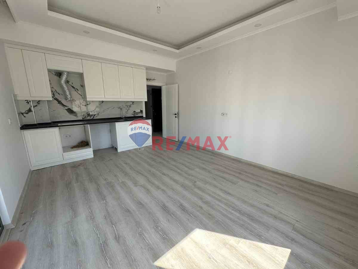 ŞEHIR MERKEZINDE HAVUZ MANZARALI  1+1