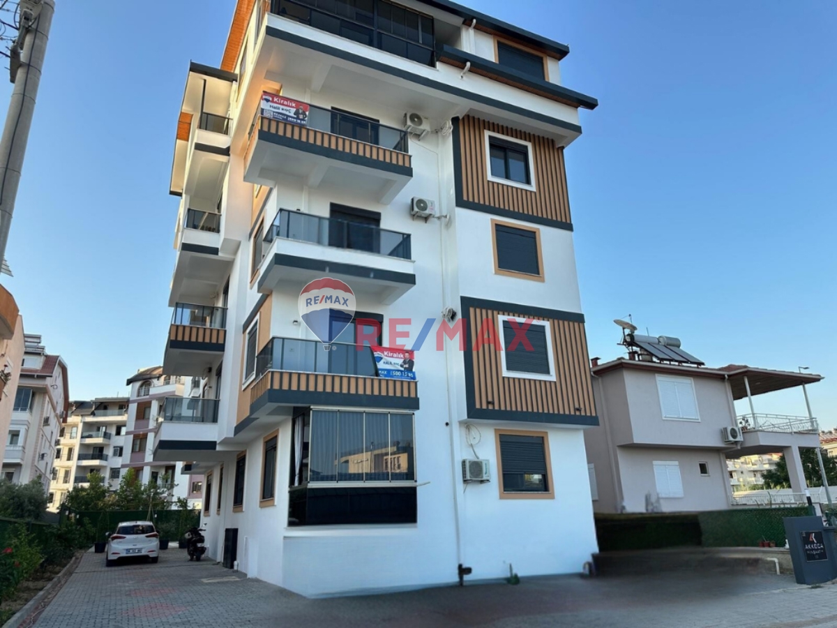 ŞEHIR MERKEZINDE HAVUZ MANZARALI  1+1