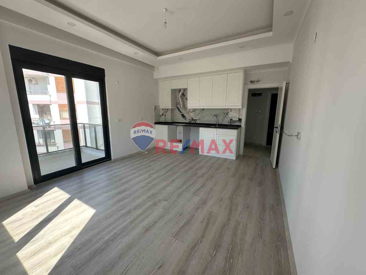 ŞEHIR MERKEZINDE HAVUZ MANZARALI  1+1