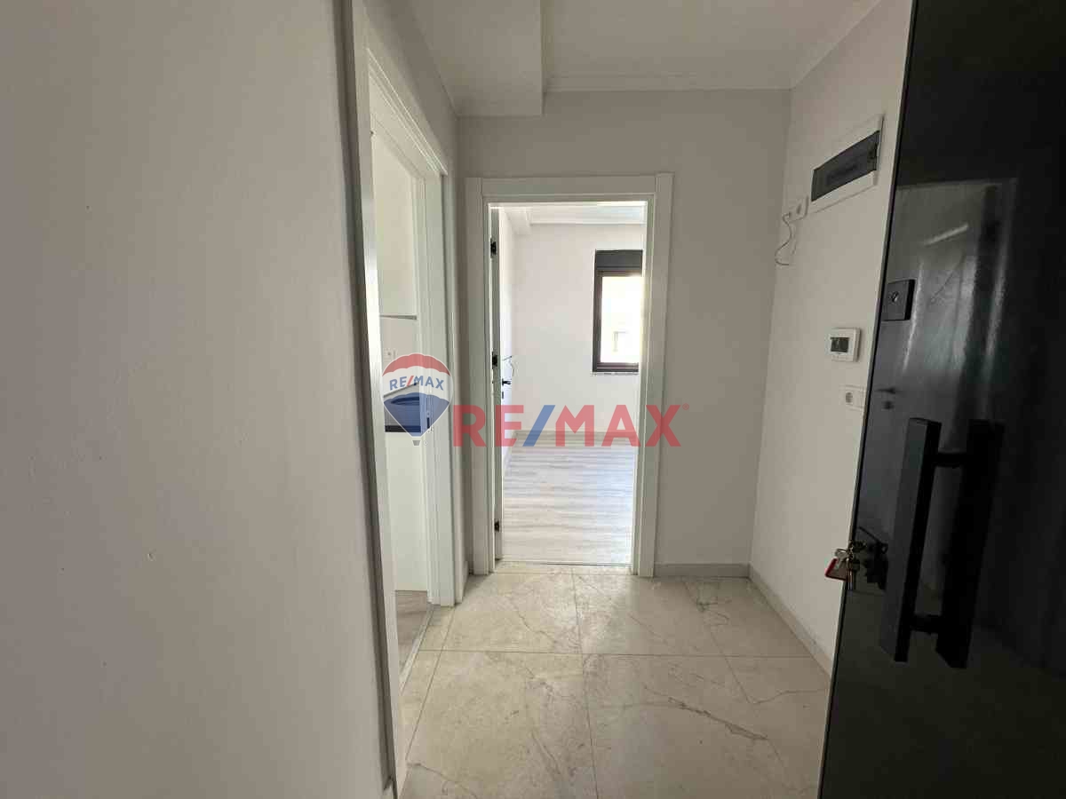 ŞEHIR MERKEZINDE HAVUZ MANZARALI  1+1