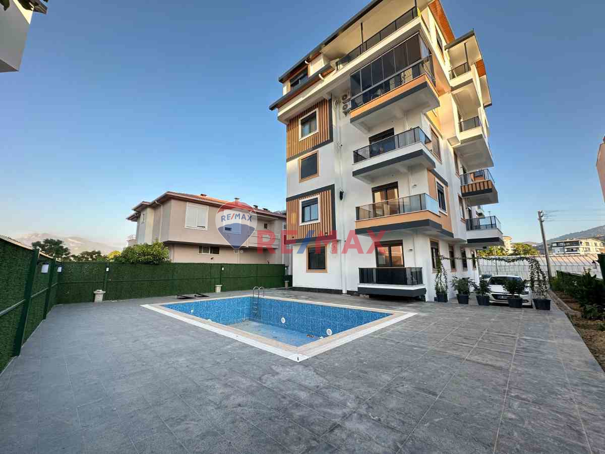 ŞEHIR MERKEZINDE HAVUZ MANZARALI  1+1