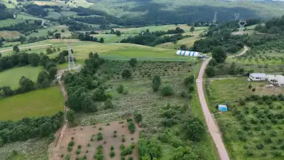 İZMİT YASSIBAĞ’DA ELEKTRIK ALTYAPILI YOLA CEPHE SATILIK TARLA