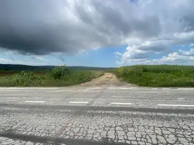 AKÖREN 8616 M2 KADASTRAL YOLA CEPHE ASFALTA 250 M UZAKLIKTA