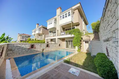 ÇEŞME YALI MAHALLESİ DENİZE YAKIN 3+2 TRİPLEKS VİLLA