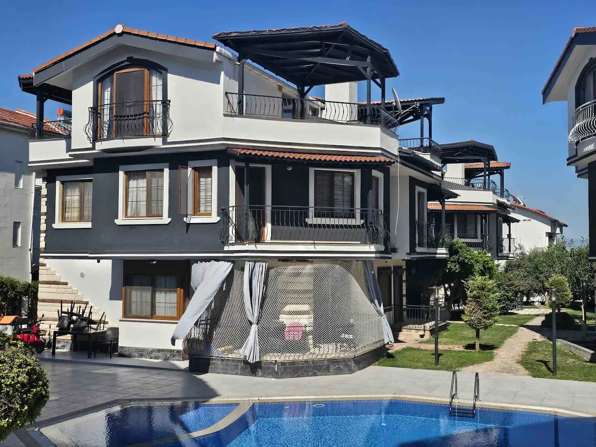 MANAVGAT ILICA MAHALLESİNDE SİTE İÇERİSİNDE SATILIK 4+1 TRIPLEKS VİLLA