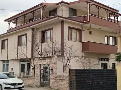 ŞEHRIN TAM MERKEZINDE MÜSTAKIL BAHÇELI SATILIK BINA