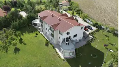 TAŞPINAR OTAN SİTESİNDE BÜYÜK ARSALI GÖL MANZARALI SATILIK VİLLA