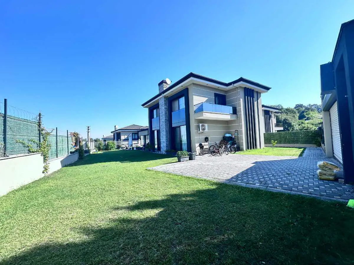 BAŞİSKELE BAHÇECİK’TE 2024 YAPIMI 5+1, 599 M² BRÜT VİLLA