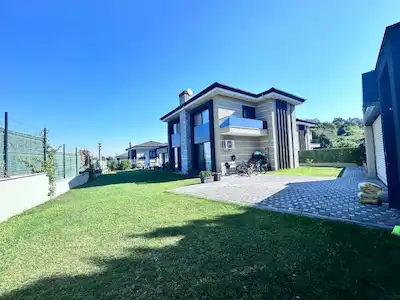 BAŞİSKELE BAHÇECİK’TE 2024 YAPIMI 5+1, 599 M² BRÜT VİLLA