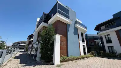 REMAX MAVİ'DEN SERDİVAN VATAN MAH'DE 4+1 KİRALIK VİLLA