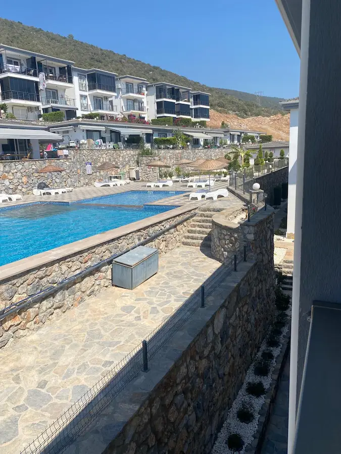 AKBÜK’TE DENİZ MANZARALI EŞYALI SATILIK 1+1 DAİRE