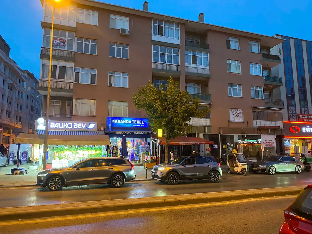 MALTEPENİN KALBİNDE! BAĞDAT CADDESİ ÜZERİNDE ÇİFT BALKONLU 2+1