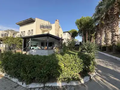 KUŞADASI AVM YANI BATI YAKASI SITESI‘NDE SATILIK KÖŞE KONUM VILLA