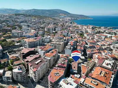DİKİLİ MERKEZDE DÜZAYAK 6 YAŞINDA, ÜÇ CEPHELİ, AYRI MUTFAKLI, KAPALI OTOPAPARKLI 2+1 ARAKAT DAİRE