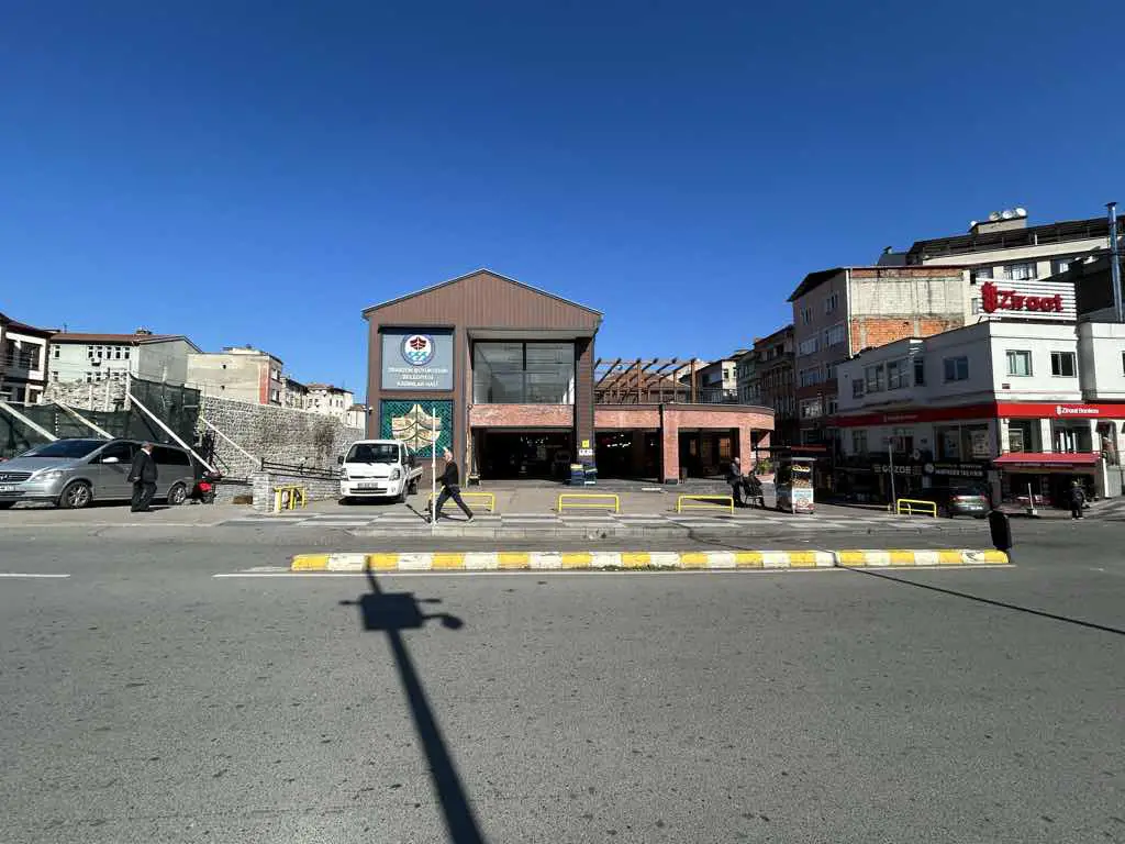 PAZARKAPI KADINLAR HALİNDE SATILIK DÜKKAN