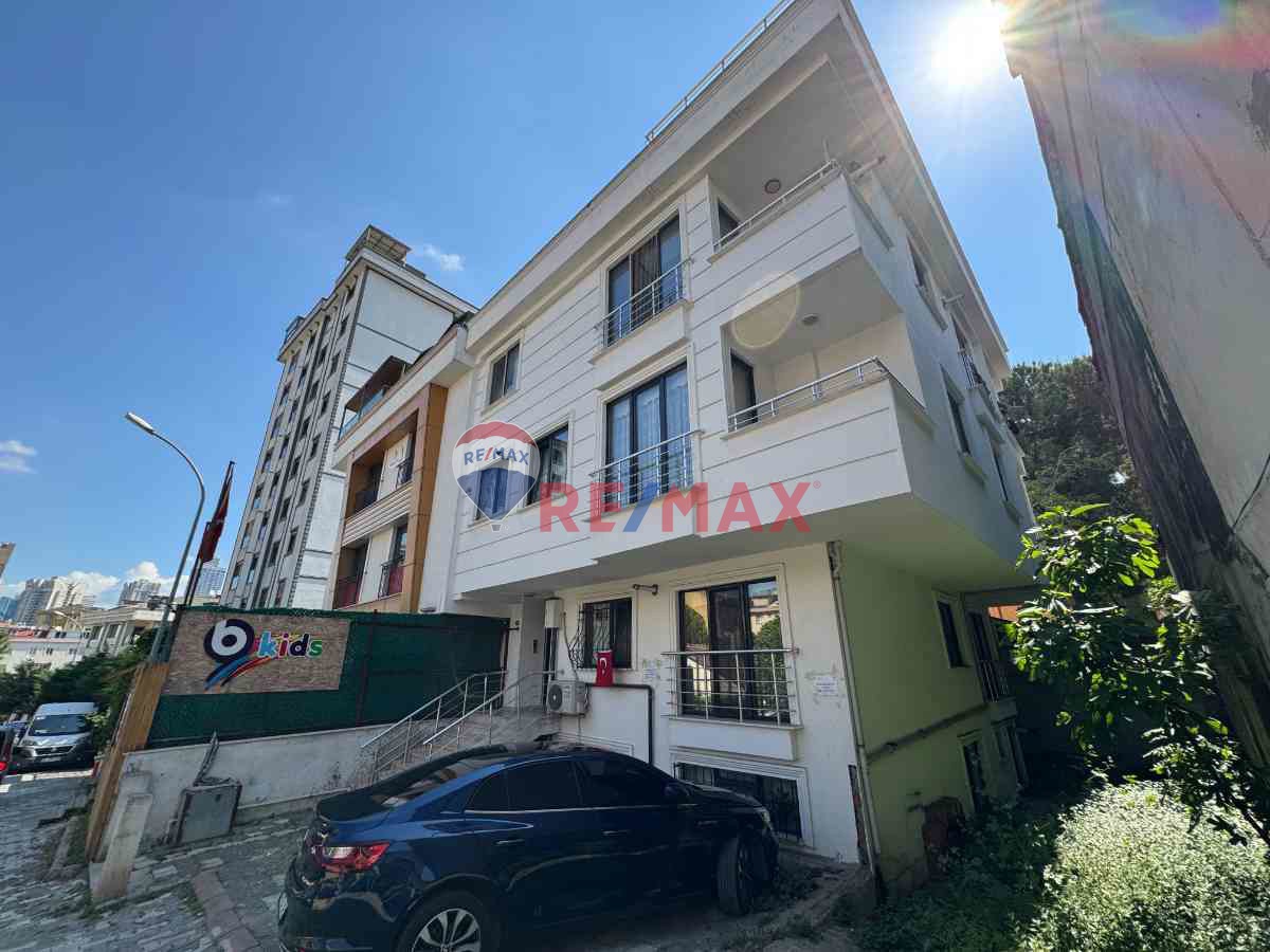 ATAŞEHIR KÜÇÜKBAKKALKÖYDE METROYA YAKIN SATILIK 2+2 DUBLEX DAIRE