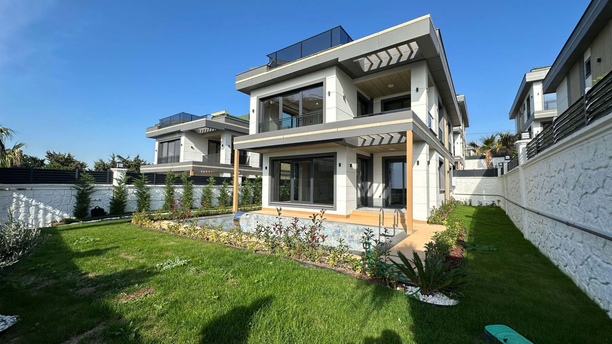 BÜYÜKÇEKMECE'DE SATILIK DENİZ MANZARALI LÜKS 4 KATLI VİLLA