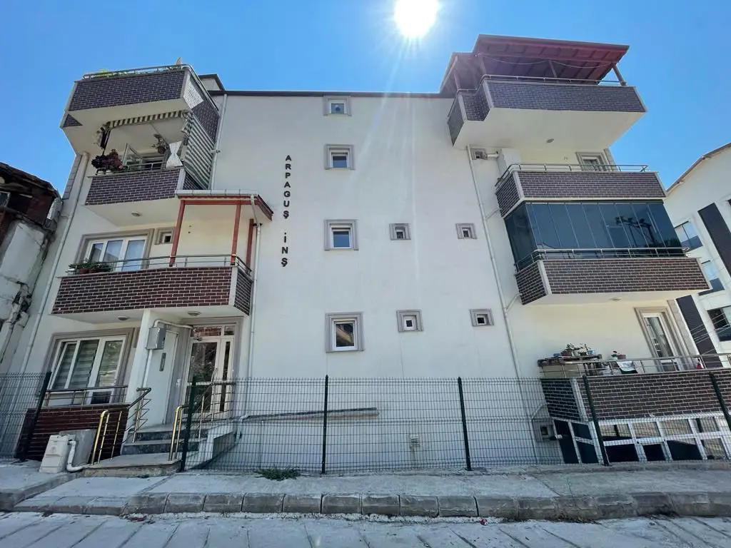 RE/MAX DREAM   İZMİT ÇARŞI MERKEZE YÜRÜME MESAFESİNDE OLAN  LÜKS EŞYALI 2+1  SATILIK DAİRE