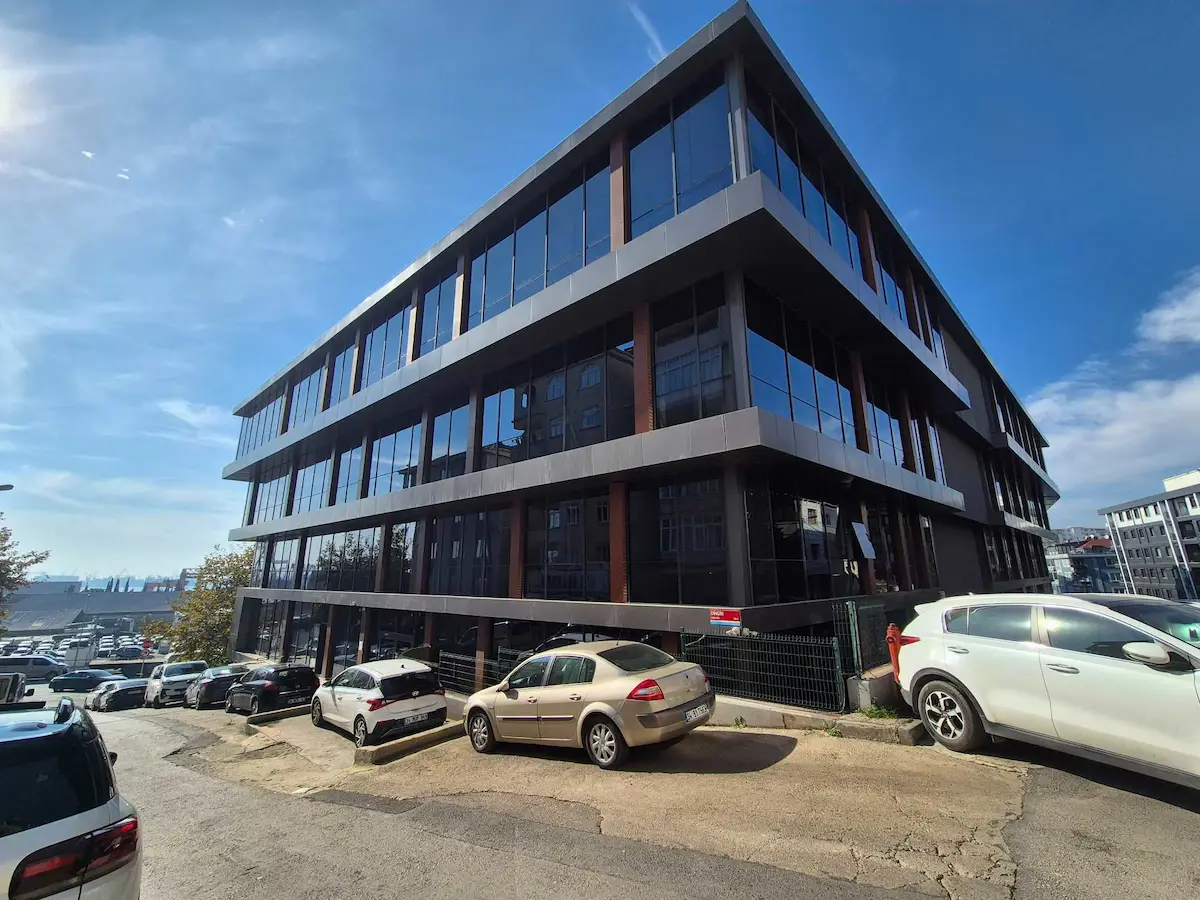 PENDİK E5 YANI VARYAP PLAZA GİRİŞ KATTA 1+0 KİRALIK BÜRO OFİS