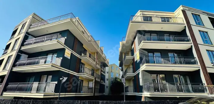 RE/MAX DREAM FARKIYLA İZMİT YENİŞEHİR BÖLGESİNDE SERVİS VE TRAMVAYA YAKIN KONUMLU EŞYALI 1+1 DAİRE