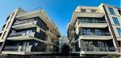 RE/MAX DREAM FARKIYLA İZMİT YENİŞEHİR BÖLGESİNDE SERVİS VE TRAMVAYA YAKIN KONUMLU EŞYALI 1+1 DAİRE