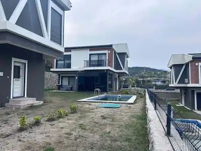 KARABURUN’UN GÖZDESI MORDOĞAN’DA HAVUZLU SITE İÇINDE 2+1 VILLA