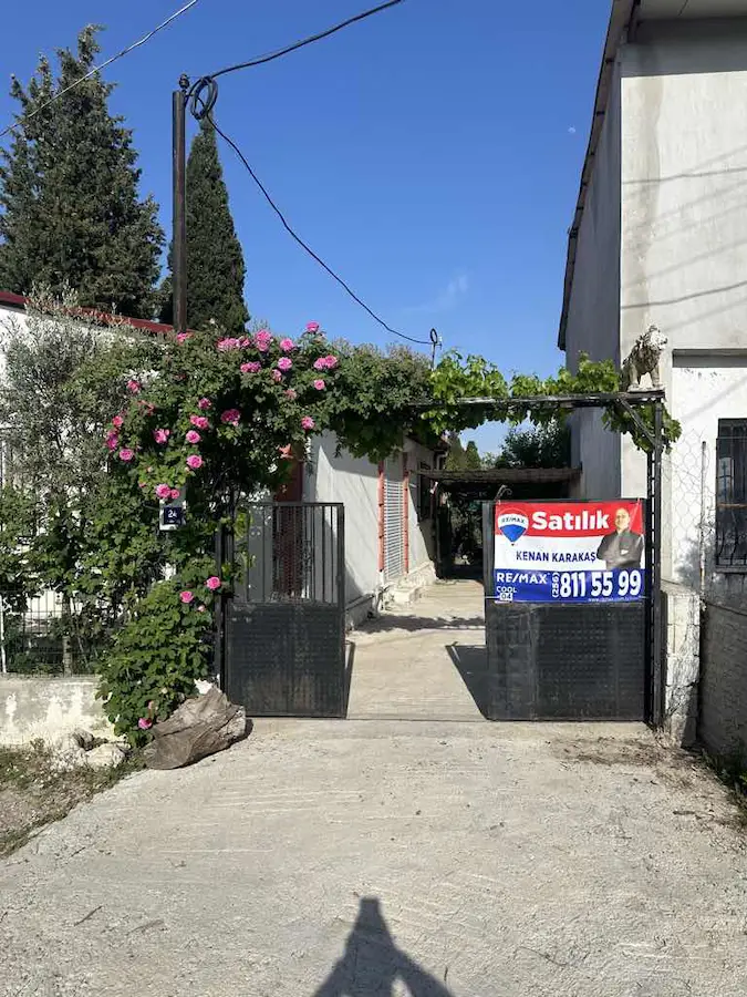 AKYENİKÖYDE İÇİNDE 2+1 EVİ OLAN MUHTEŞEM BAHÇELİ ARSA