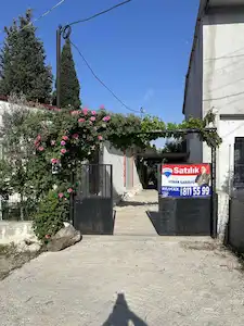 AKYENİKÖYDE İÇİNDE 2+1 EVİ OLAN MUHTEŞEM BAHÇELİ ARSA