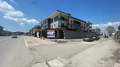 SERDİVAN YAZLIKTA EN İŞLEK CADDEDE KİRALIK 550 M2 KÖŞE DÜKKAN