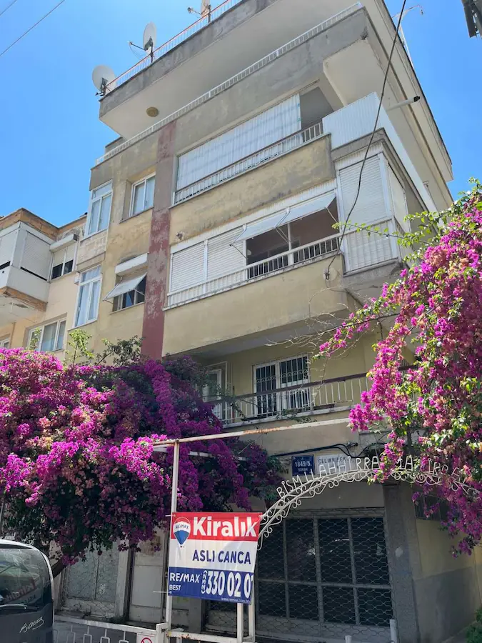 21 KARŞIYAKA BAHÇELIEVLER’DE KIRALIK ,BAKIMLI 2+1 BAHÇE KATI 