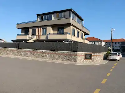 RE/MAX MAVİDEN DENİZE YAKIN MÜSTAKİL HAVUZLU,BAHÇELİ 6+1 TRİBLEX