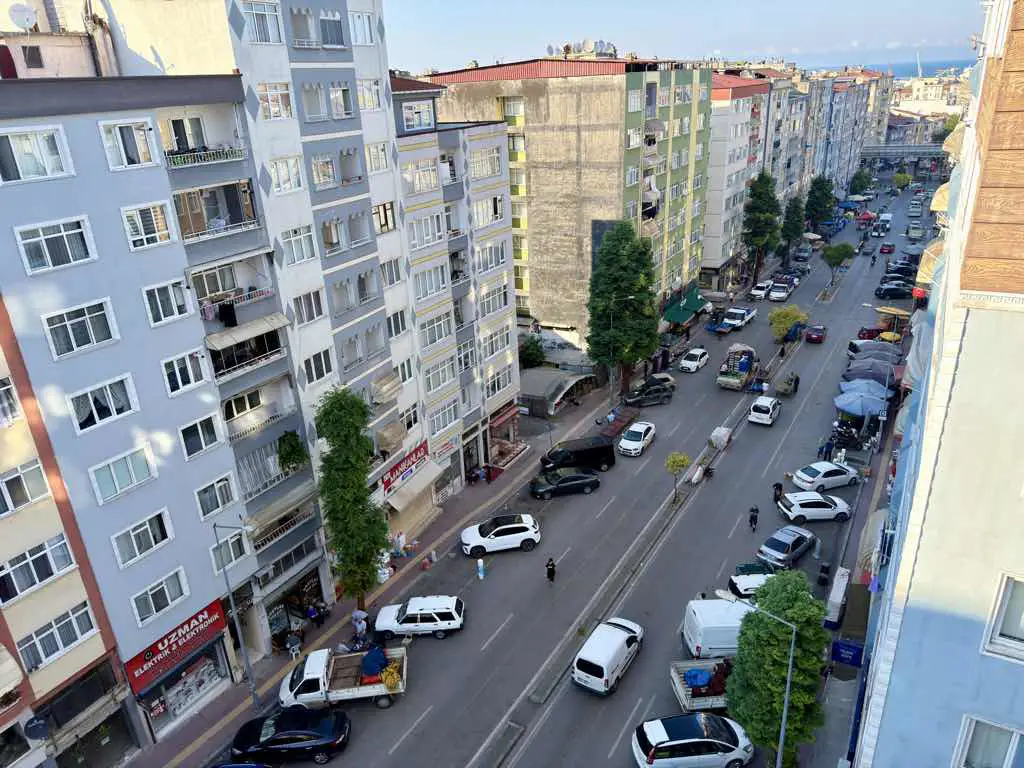 MODERN PAZAR’DA YOLA CEPHE DENIZ MANZARALI 3 + 1