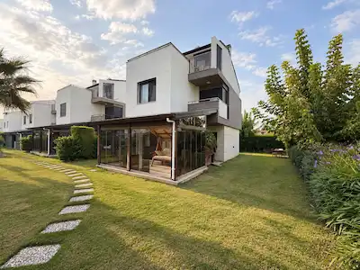 KUŞADASI DAVUTLAR MAVİ ADA SİTESİ’NDE KİRALIK TAM MÜSTAKİL 4+1 VİLLA