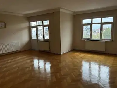 TOPSELVİ KUBİLAY CADDESİNDE GENİŞ FERAH KULLANIŞLI KİRALIK DAİRE