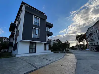 REMAXÇAKRA ÖMER ONAYCI'DAN YAZLIK MERKEZ'DE SIFIR 2+1 DÜZ DAIRE