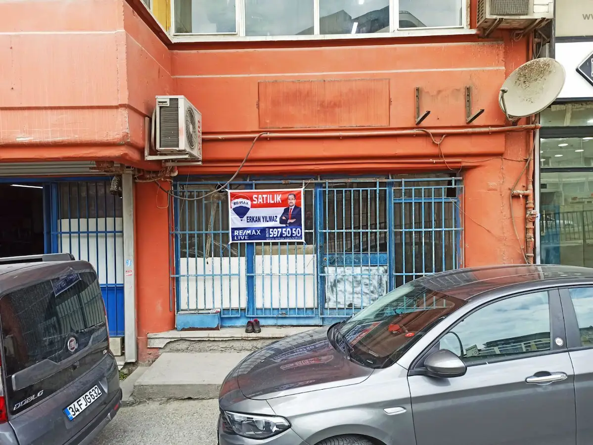 EYÜP TOPÇULAR KEÇECİ İŞ MERKEZİNDE SATILIK DÜKKAN/ İMALATHANE 90 M2 ( BOŞ)