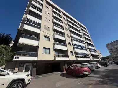 GÜZELYALI’DA YEŞİL ALANA BAKAN, ÖNÜ AÇIK, GENİŞ 3+1 DAİRE