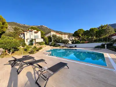 FETHİYE, ÖLÜDENIZ, OVACIK'TA, HAVUZLU SİTE İÇERİSİNDE, EŞYALI SATILIK 2+1 DAİRE
