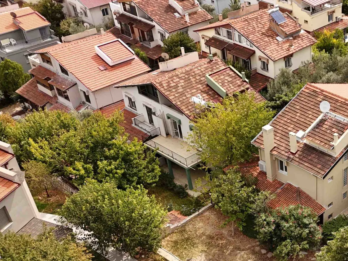 URLA 66 EVLER SITESINDE YEŞILLIKLER İÇINDE SATILIK 4+1 VILLA