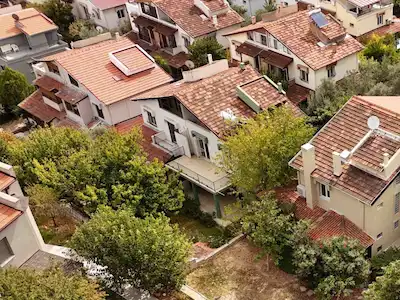 URLA 66 EVLER SITESINDE YEŞILLIKLER İÇINDE SATILIK 4+1 VILLA